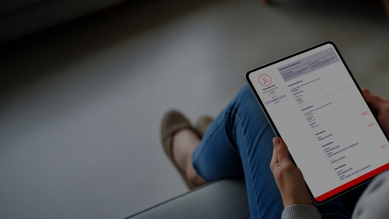 Person hält ein iPad mit einer digitalen Übersicht auf dem Schoß.